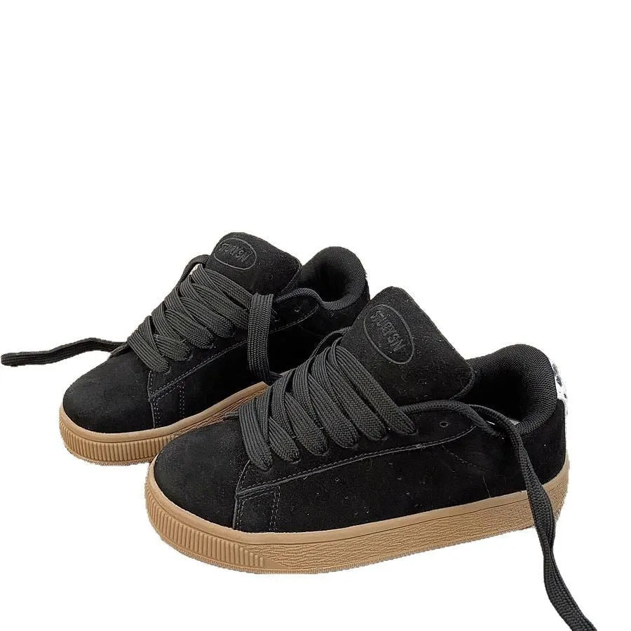 Black retro low-top sneakers for men and women on a white background, showing round toe and lace-up design.