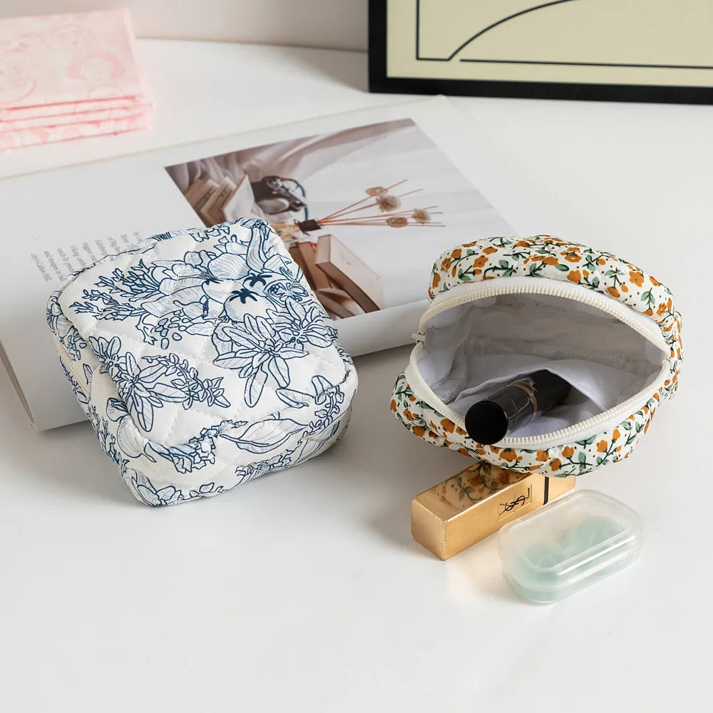 Women's key storage bag in floral patterns with breathable polyester construction