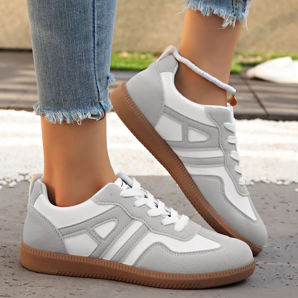 Women's retro lace-up jogging shoes in black, grey, or khaki with a platform heel and rubber sole.