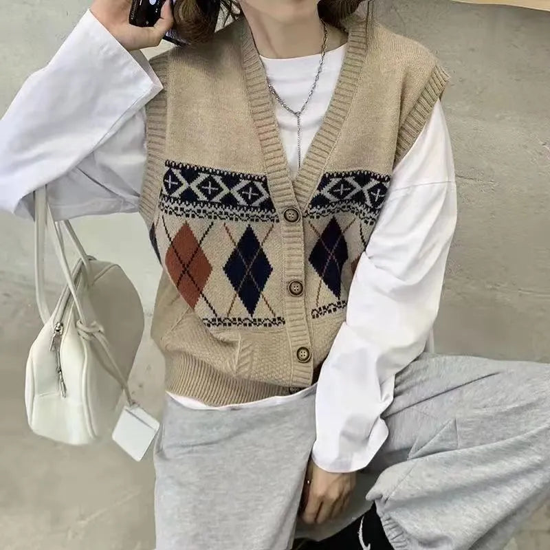 Loose sleeveless cardigan with diamond plaid pattern in khaki colour
