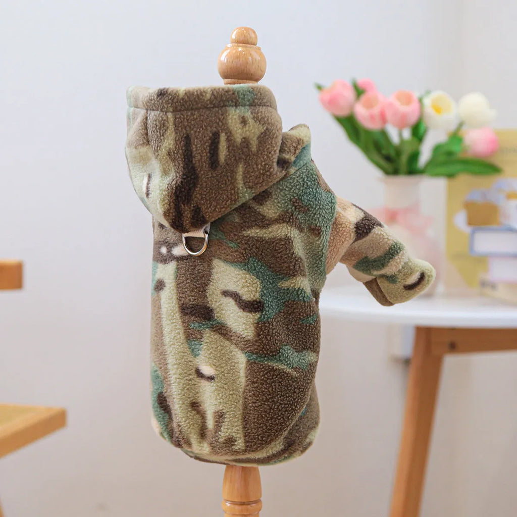 Dog wearing camouflage polyester sweater in size M, chest circumference 40 cm, length 30 cm, suitable for 3.5-4 kg pets