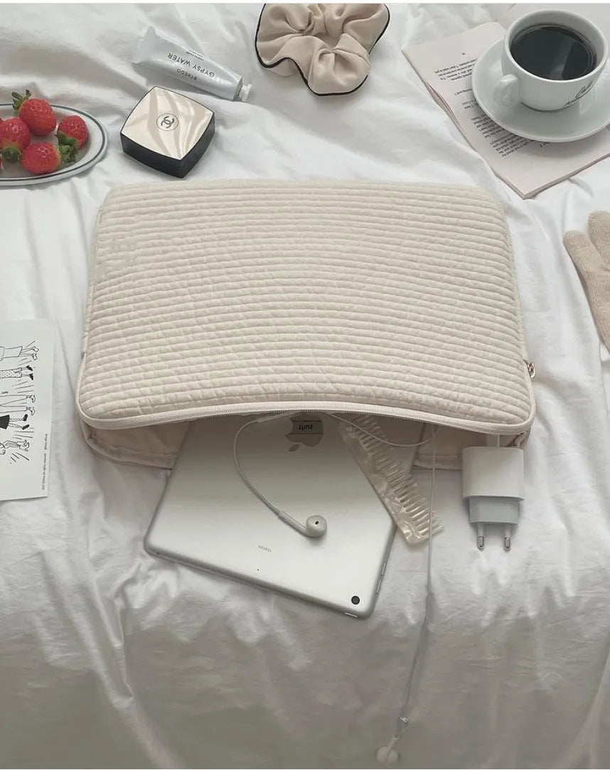 Black and white cotton cloth anti-seismic laptop bag in clutch style for hand-held use.