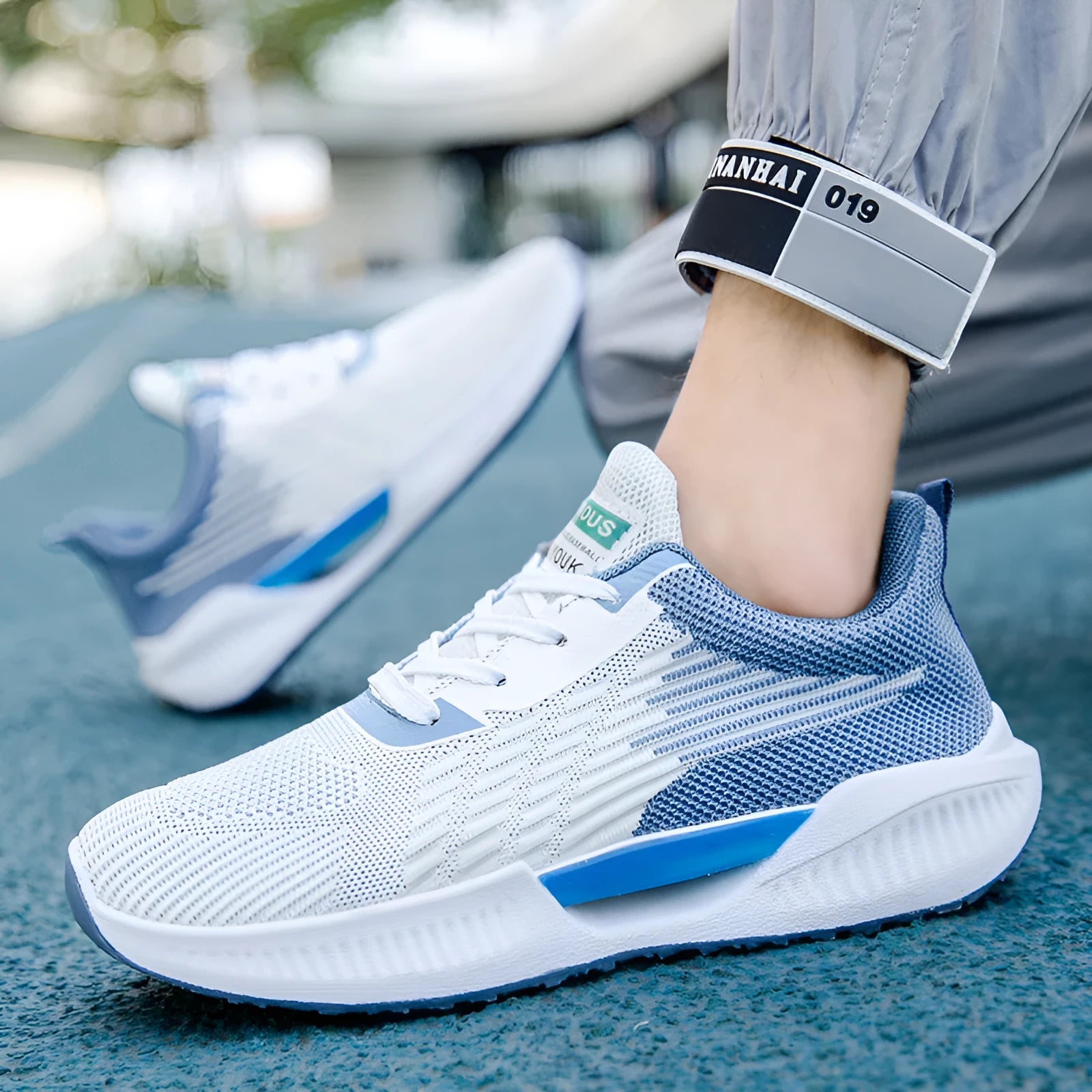 Men's blue casual sports mesh shoes with cloth upper and plastic sole