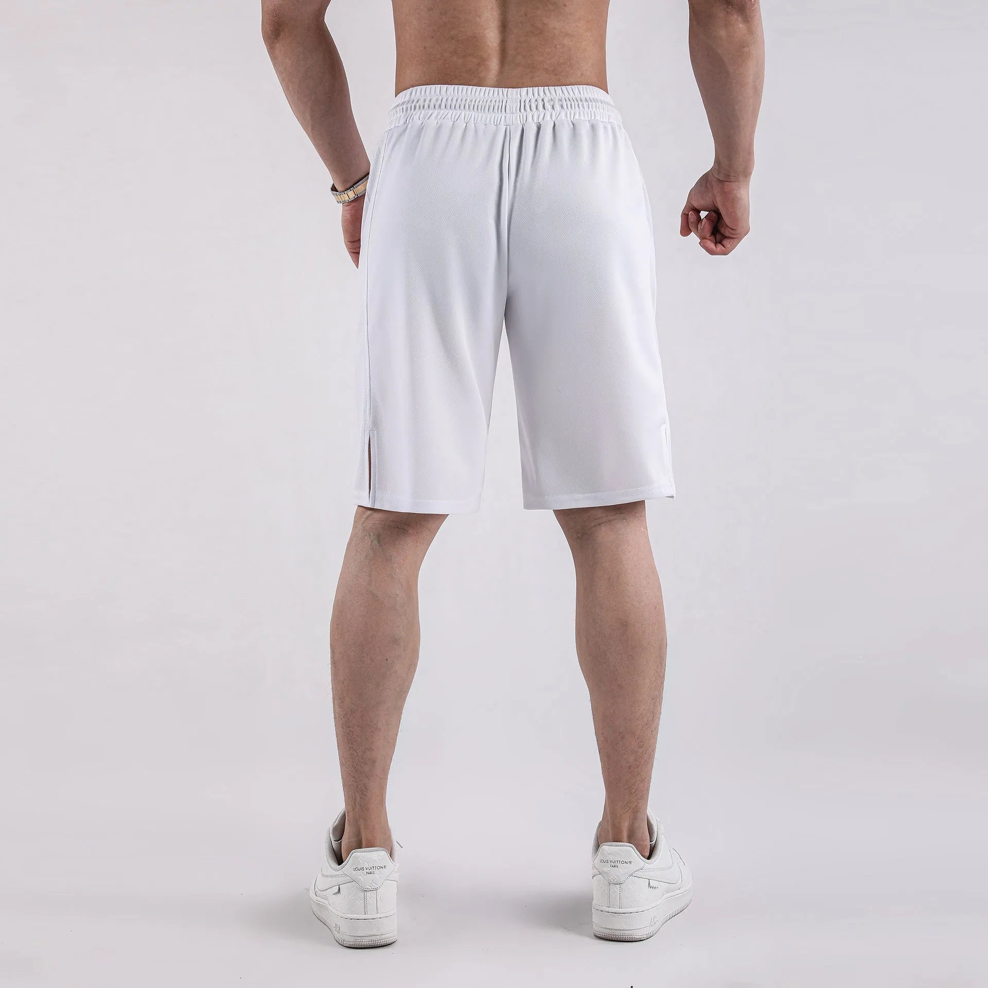 Men's quick-drying mesh sports shorts with elastic waistband in black and white colours