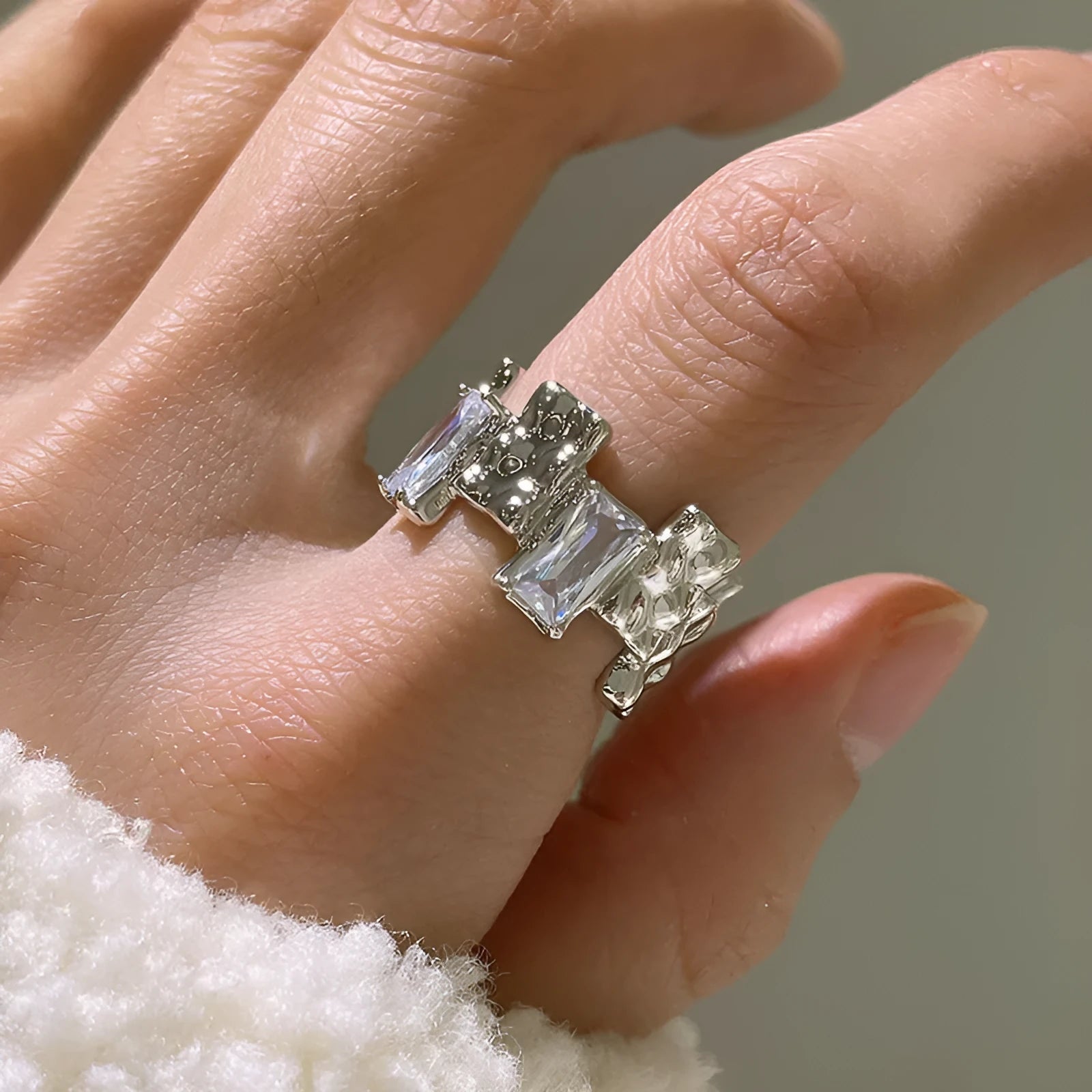 Open geometric silver ring with three-dimensional zircon decoration in retro pastoral style