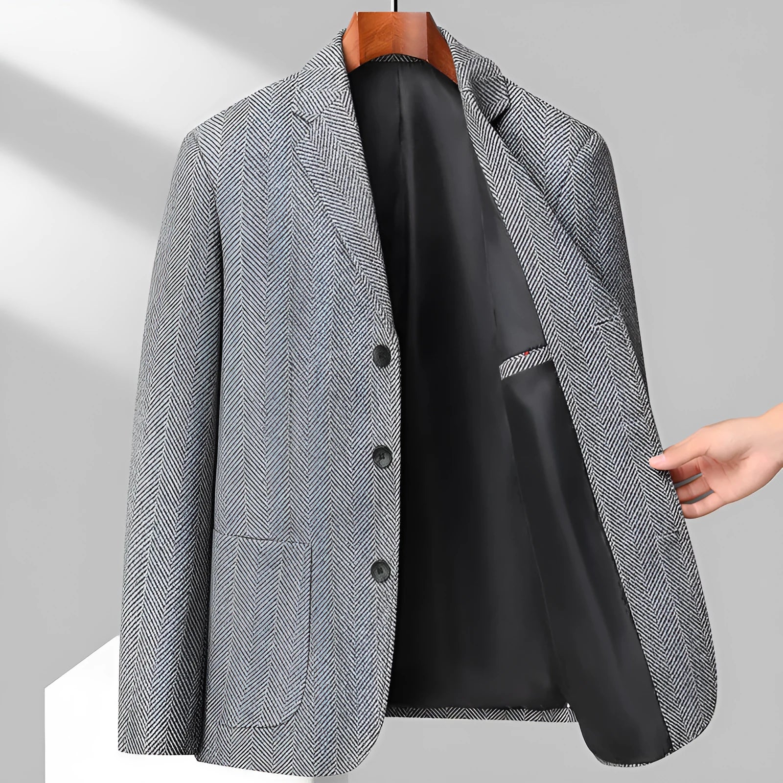 A man wearing a simple, solid-colour loose-fit suit coat for spring or autumn.