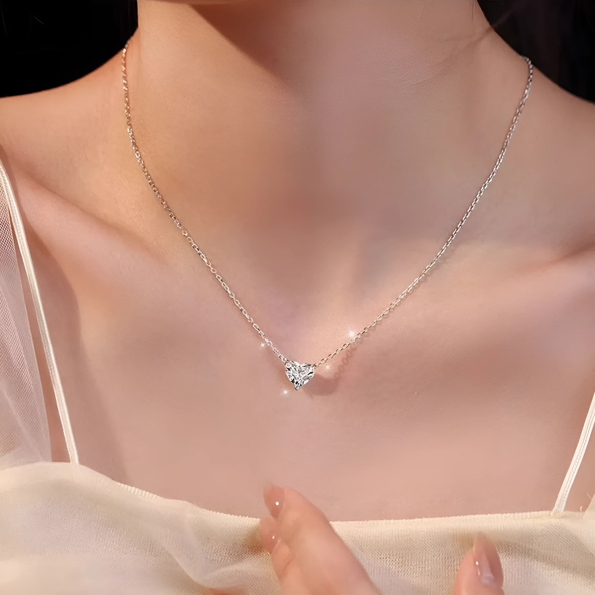 Silver-coloured heart pendant necklace for women on simple chain