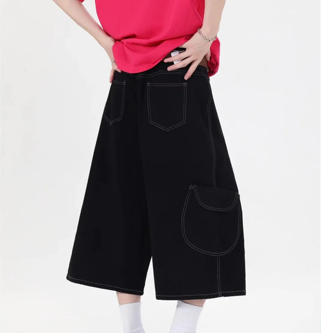Retro denim workwear shorts with multiple pockets in wide-leg cropped fit
