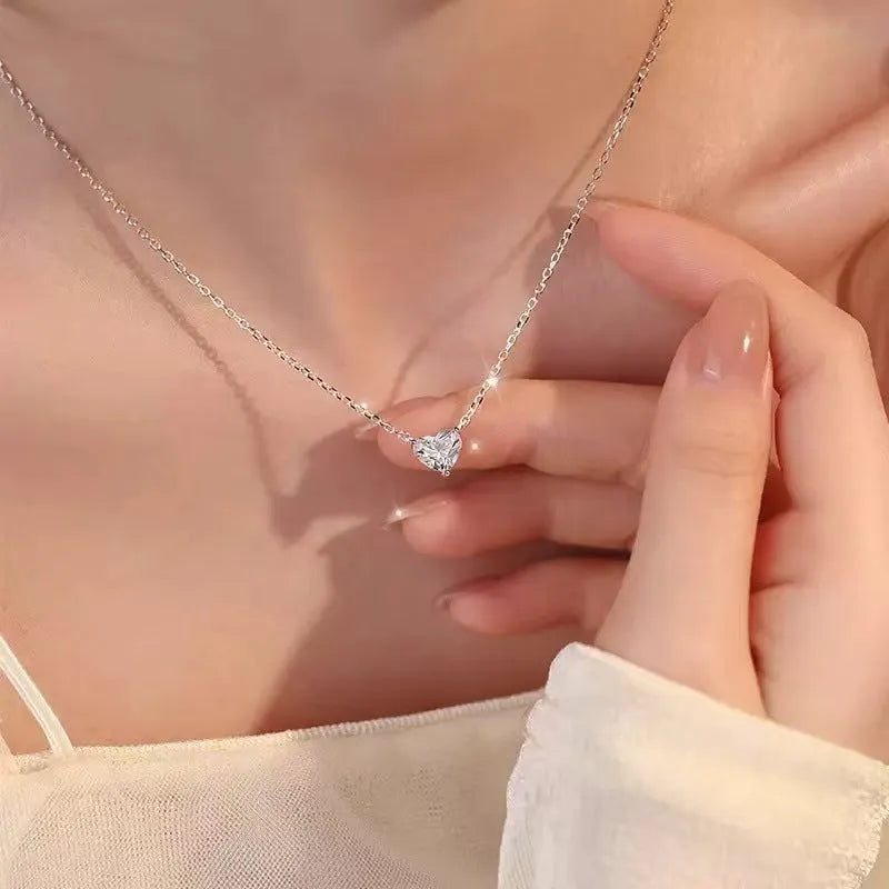 Silver-coloured heart pendant necklace for women on simple chain