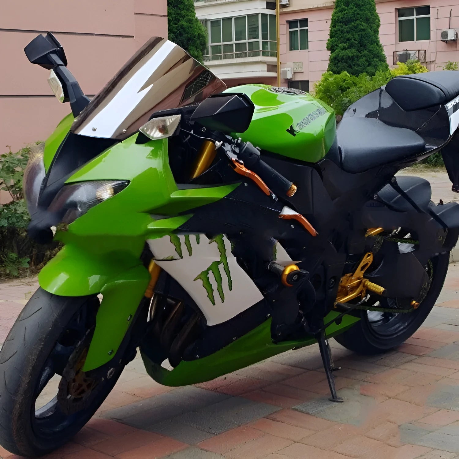 Replacement motorcycle windscreen for Kawasaki ZX-6R and ZX-10R models in blue and brown tint options.