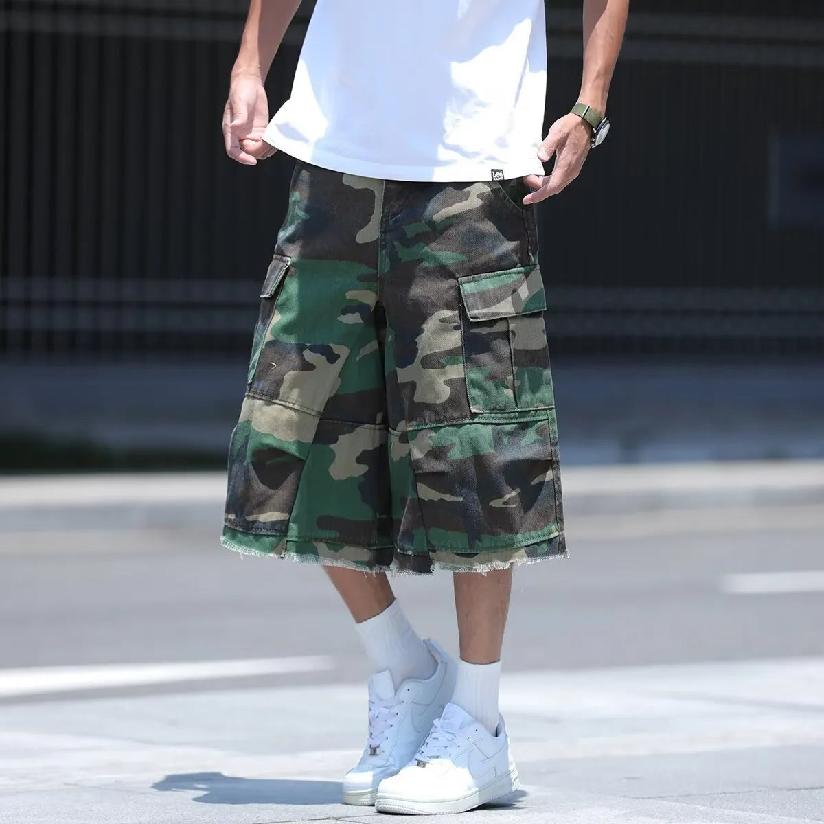 Retro loose-fit camouflage shorts in cropped length for summer