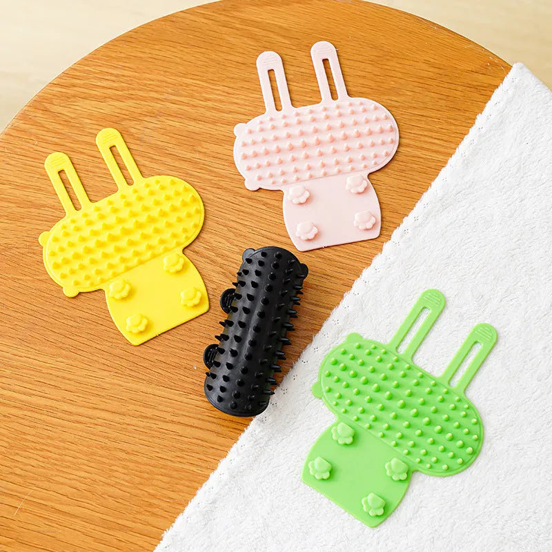 Silicone cat massage comb with rounded teeth and adjustable strap for table legs