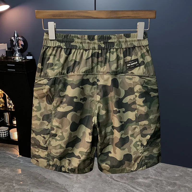 Men's camouflage cargo shorts in cotton blend fabric with cargo pockets and loose fit