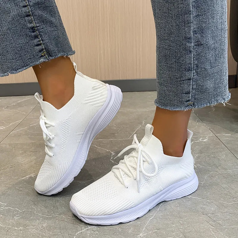 Women's low-top mesh running shoes in milky white with flyknit upper and flat rubber sole