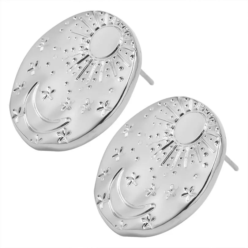 A pair of 304 stainless steel geometric stud earrings with a shell motif, shown in gold and silver colour options.