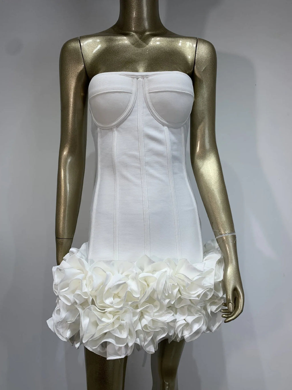 Women's urban style dress in polyester fabric with mid waist design