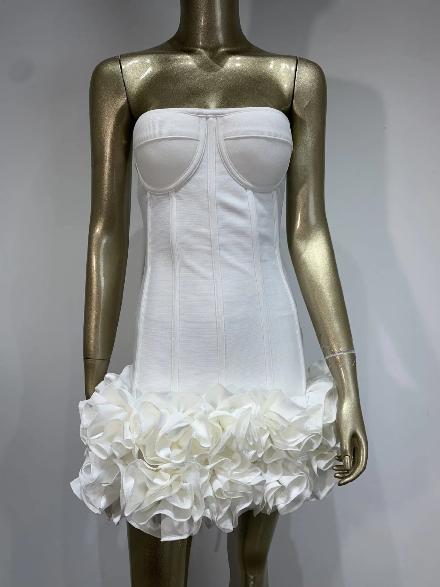 Women's urban style dress in polyester fabric with mid waist design