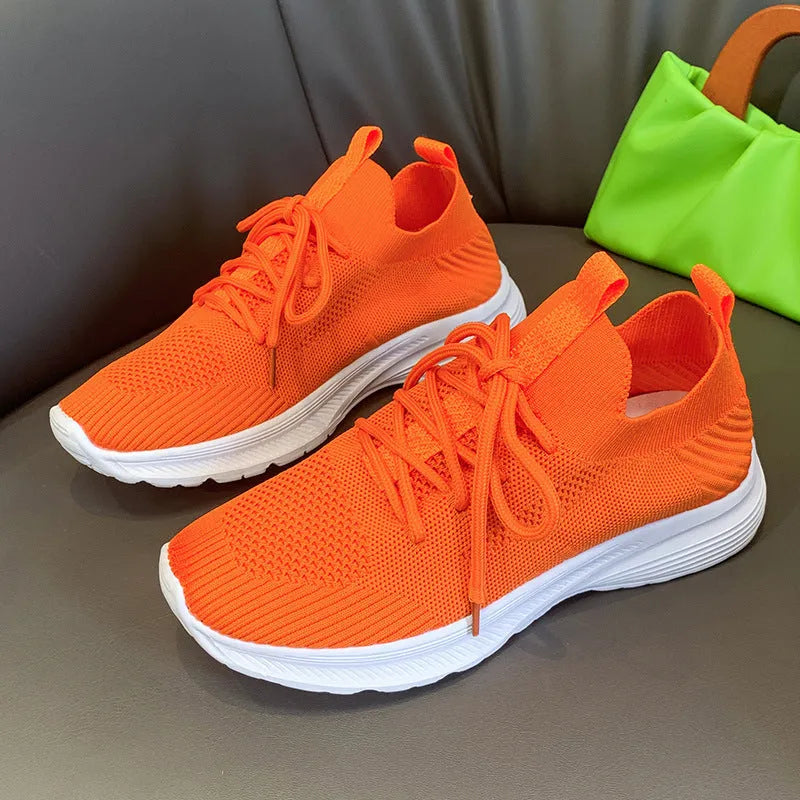 Women's low-top mesh running shoes in milky white with flyknit upper and flat rubber sole