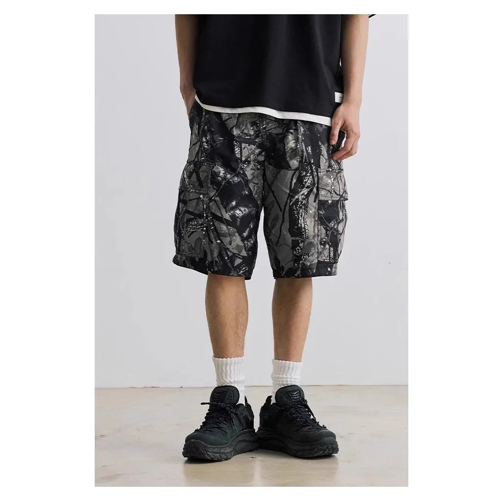 Loose casual straight-leg shorts in cotton denim with mid waist design and zip fly
