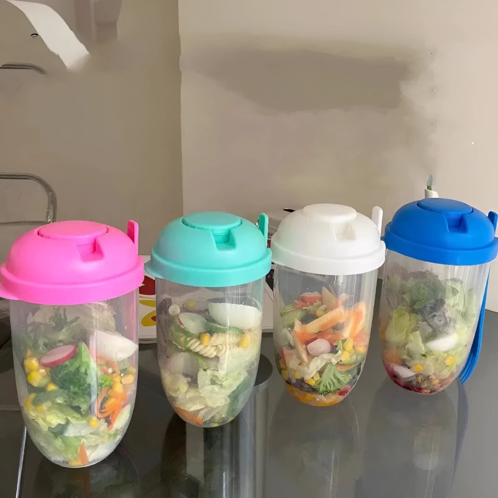 Portable 1000ml PP salad cup with lid and fork in Klein Blue on white background