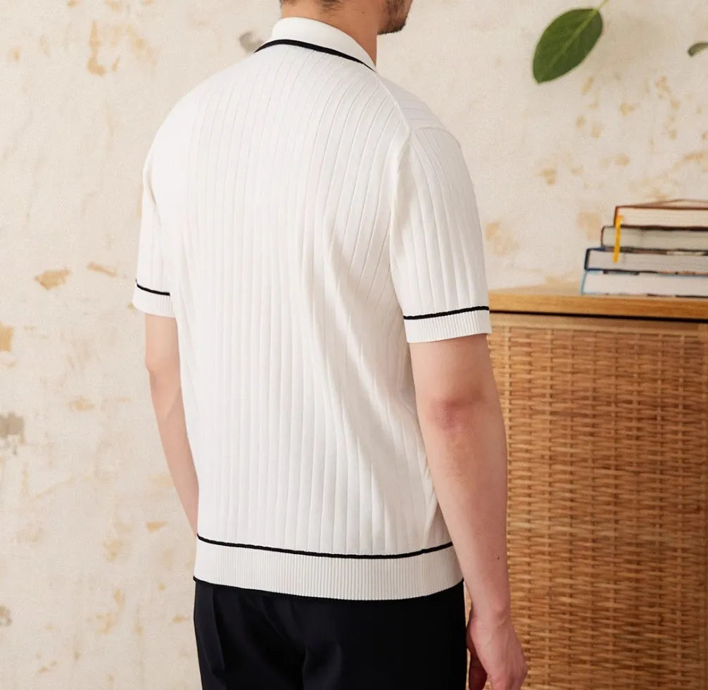 Slim-fit knitted polo shirt with a lapel collar and short sleeves in black or white.