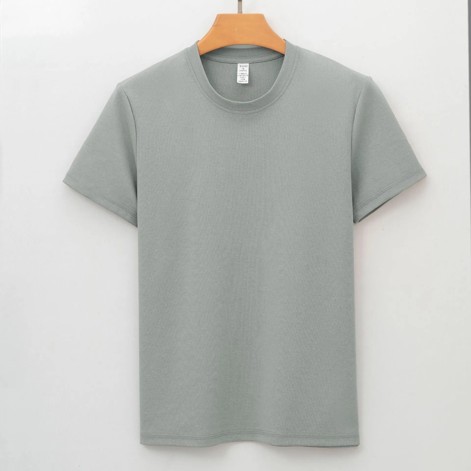 Man's solid colour short sleeve sports T-shirt showcasing straight fit and regular sleeves.