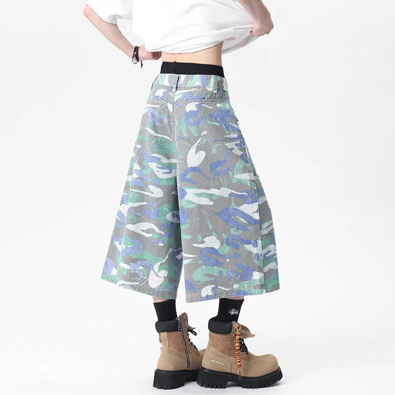 Camouflage pattern cropped work trousers with straight leg cut and multiple pockets