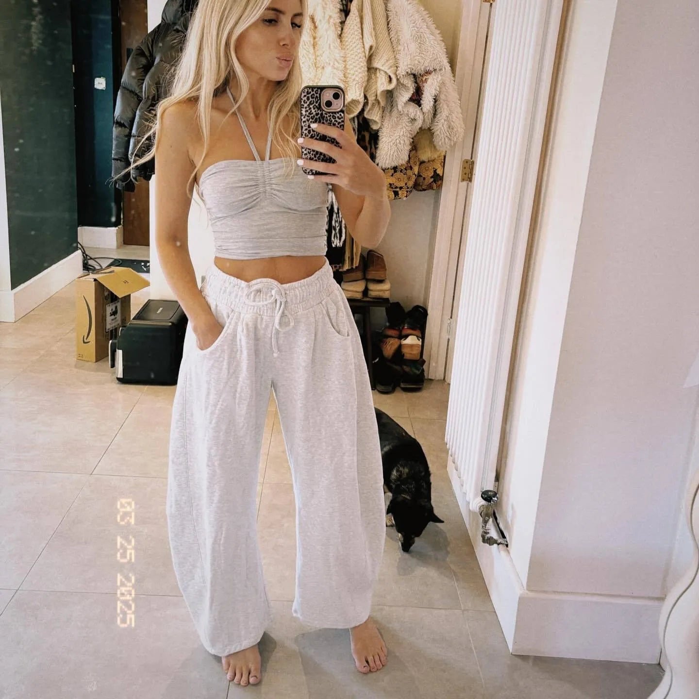 Loose cropped sweatpants with drawstring waist in cotton blend fabric for streetwear fashion