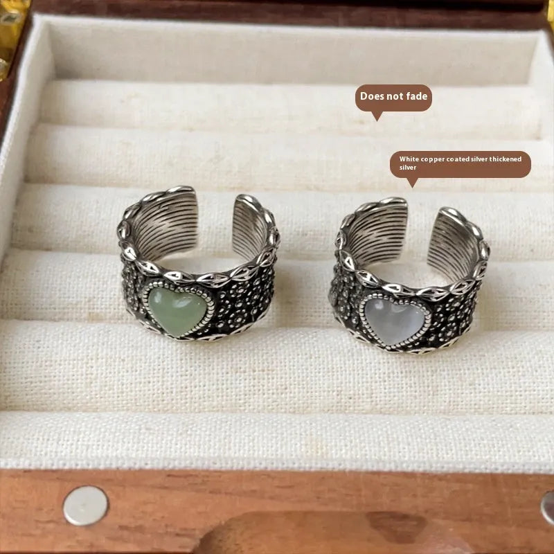 Adjustable heart-shaped ring in white copper plated silver with white or green colour options