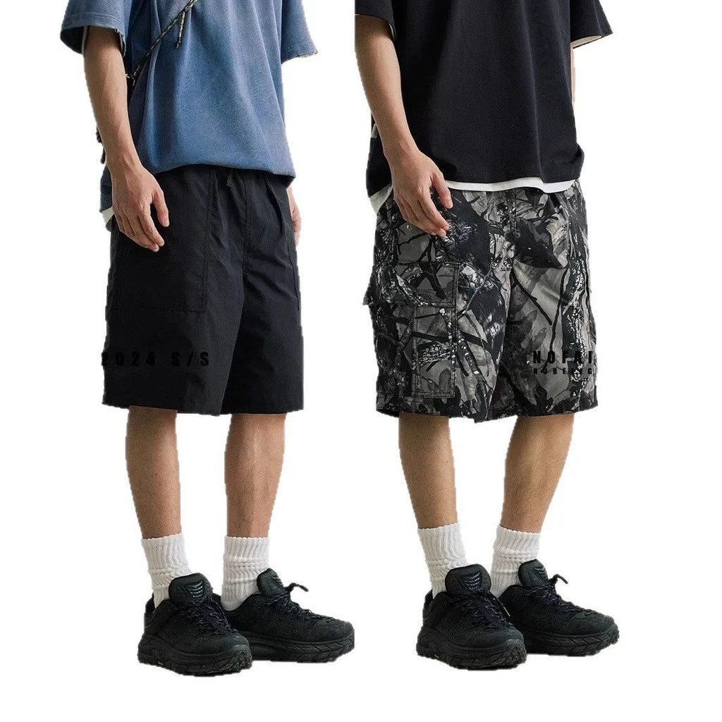 Loose casual straight-leg shorts in cotton denim with mid waist design and zip fly