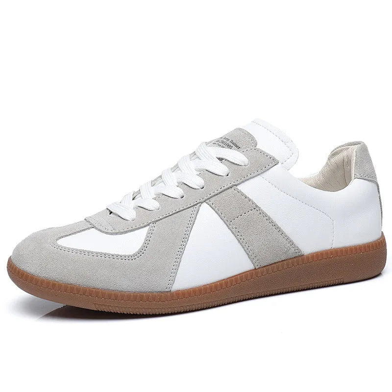 White Japanese-style retro unisex sneakers with low-top design and flat rubber sole