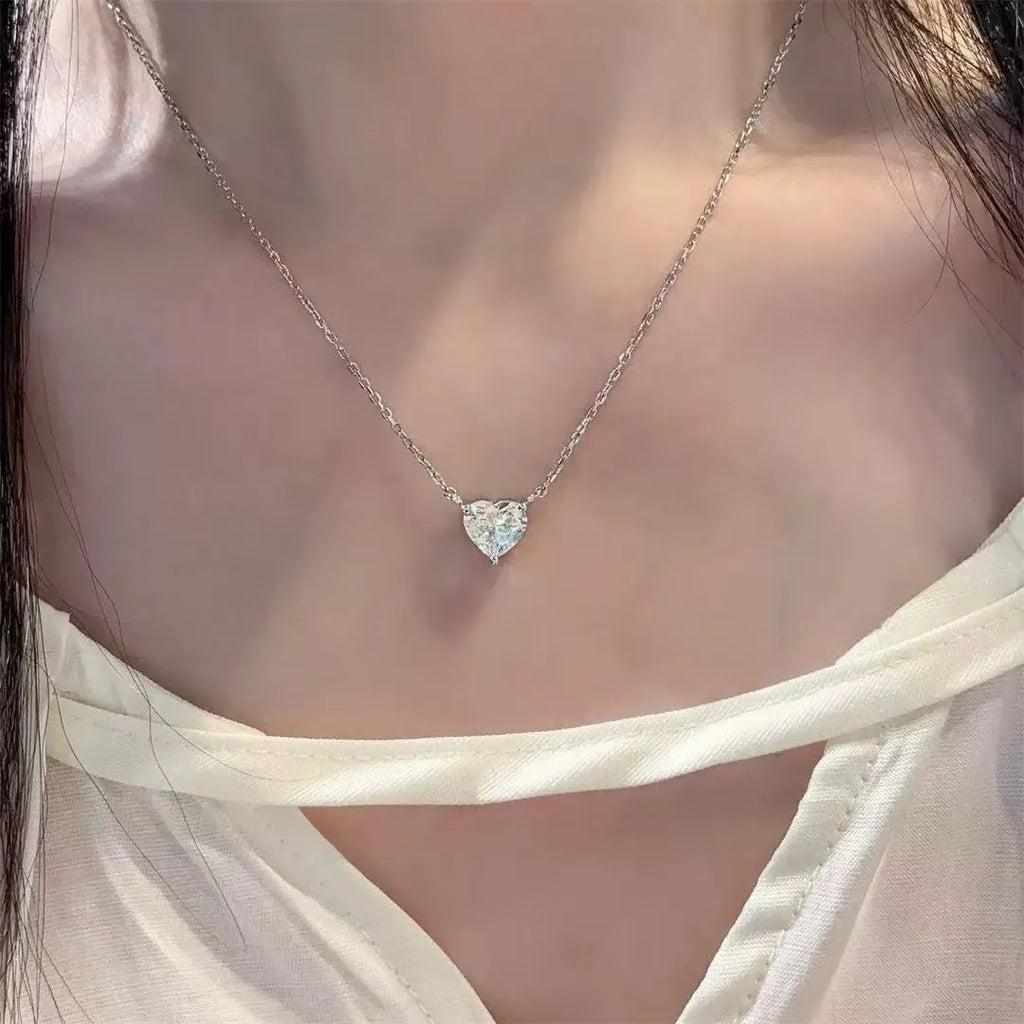 Silver-coloured heart pendant necklace for women on simple chain