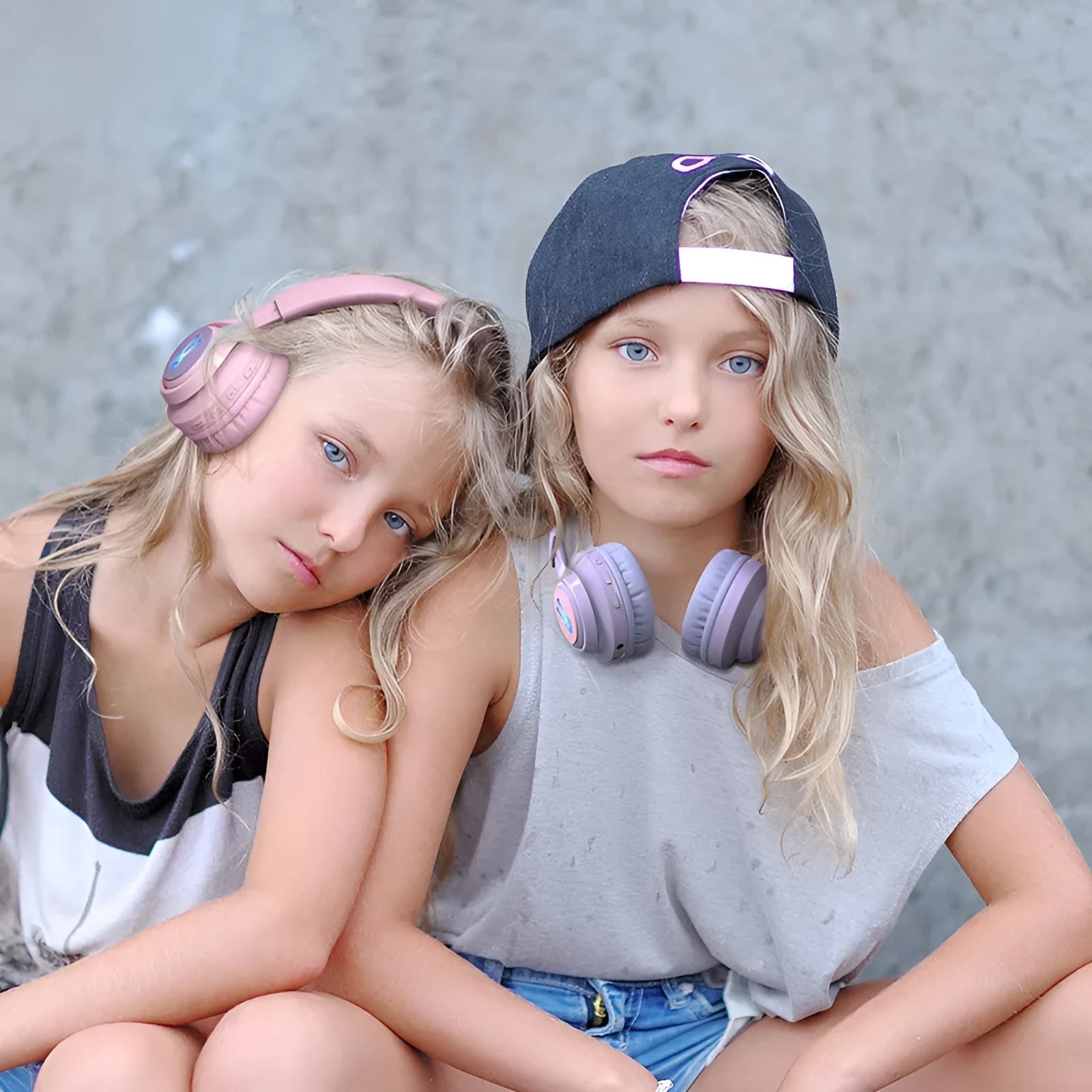 Wireless children's headphones with RGB bunny ears in purple and pink colours