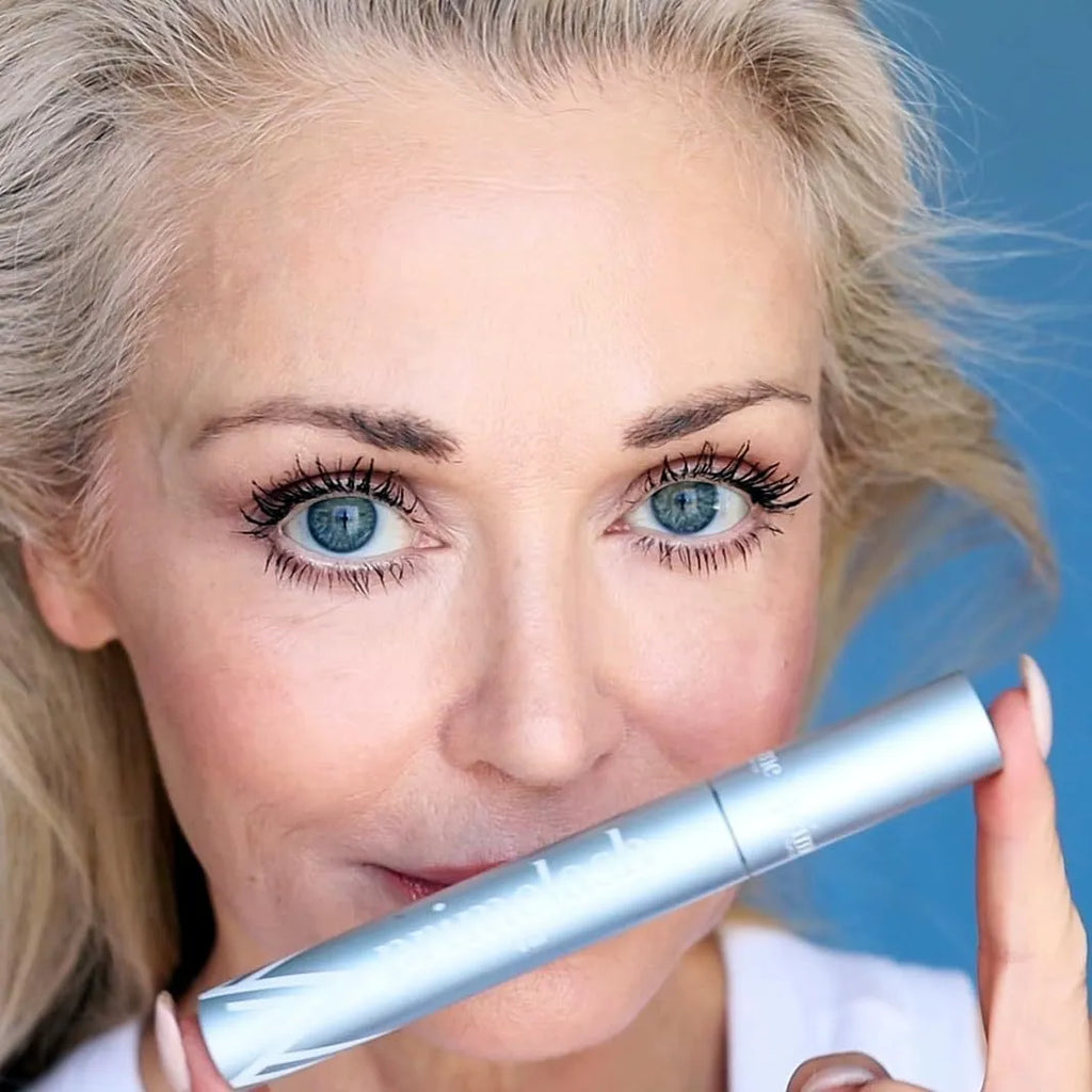 Dual-function eye black cosmetic tool with eyelash brush and comb
