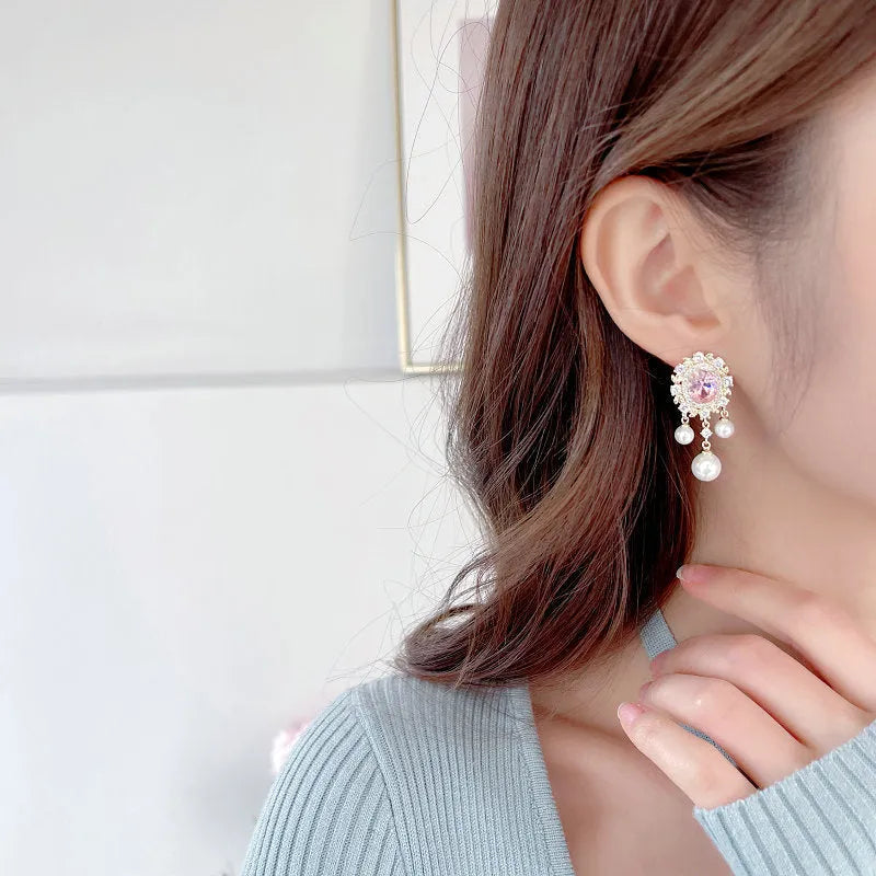 Oval geometric earrings with zircon inlay, pearl details and tassels in light purple, pink or white