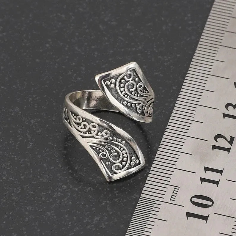 Silver-coloured adjustable opening women's ring with retro minimalist design