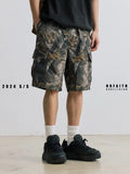 Loose casual straight-leg shorts in cotton denim with mid waist design and zip fly
