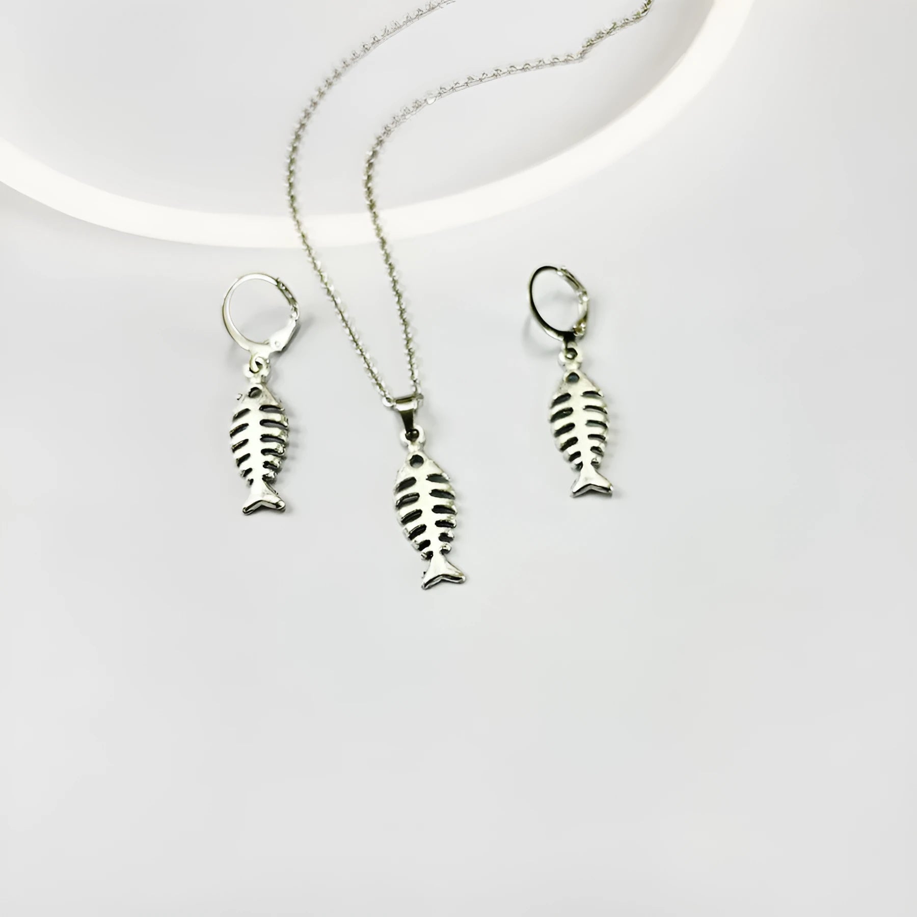 Retro fishbone pendant necklace and earrings set with adjustable O-chain in alloy construction