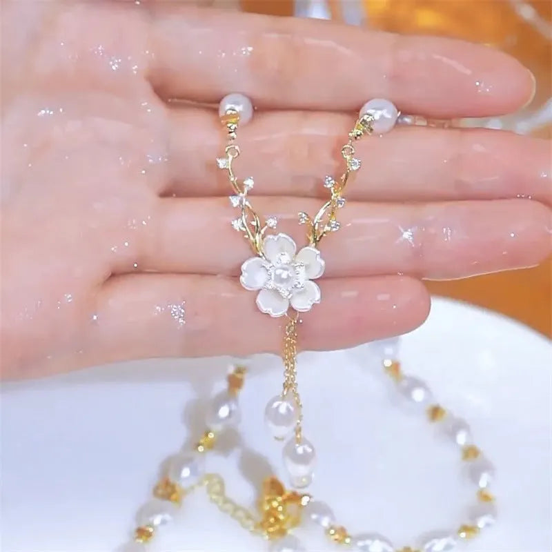 Women's alloy necklace with pearl chain and floral rose design pendant