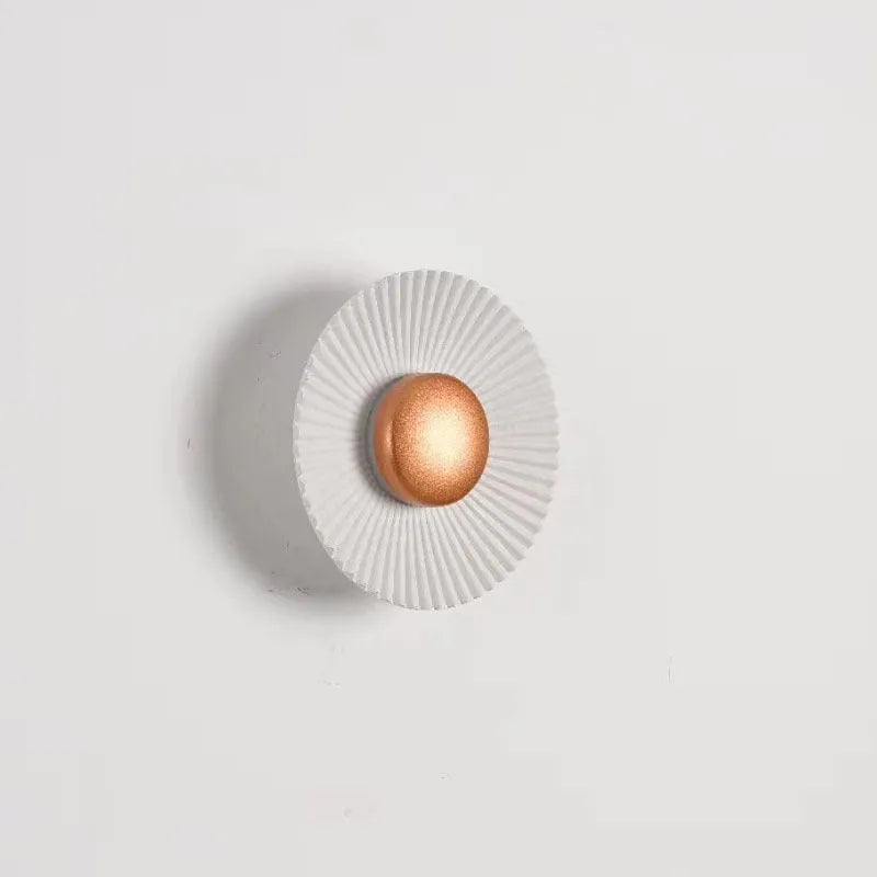 Round aluminium wall lamp with LED light source in white and gold colour combination