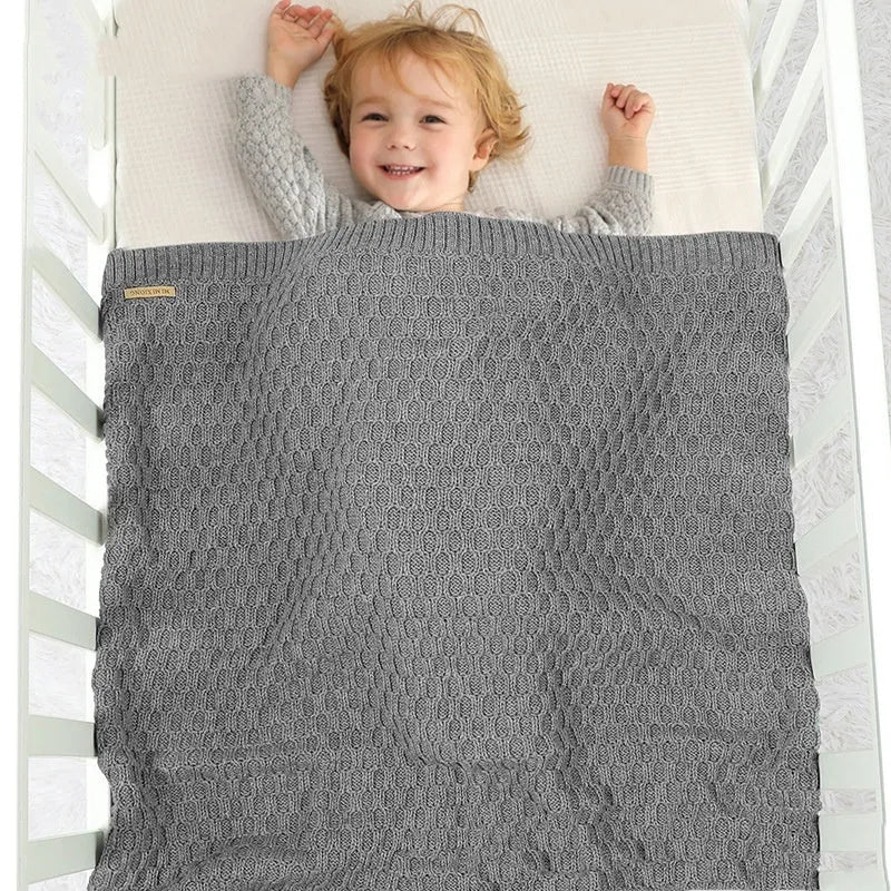 Solid colour acrylic infant hug blanket with three-dimensional lines measuring 70×90cm